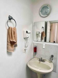 ein Bad mit einem Waschbecken und einem Spiegel in der Unterkunft El Ducado de Yauteland in Yautepec de Zaragoza