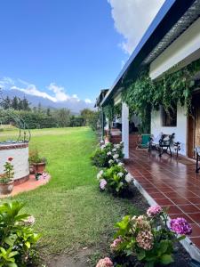 una casa con patio e un cortile fiorito di Descanso Perfecto en Tafí del Valle a Tafí del Valle