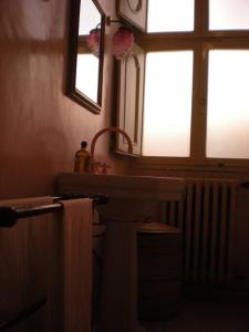 La salle de bains est pourvue d'un lavabo, d'un miroir et d'une fenêtre. dans l'établissement Palazzo Montesi, à Mombaroccio