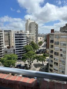 Blick auf eine Stadt mit hohen Gebäuden in der Unterkunft Muy cómodo y trendy in Montevideo