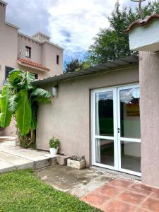 una casa con una gran puerta corredera de cristal en Cabaña El Fantasio en Villa Carlos Paz