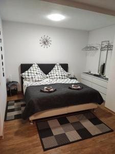 1 dormitorio con 1 cama con 2 zapatillas en Apartment in der Rattenfängerstadt Hameln, en Hameln