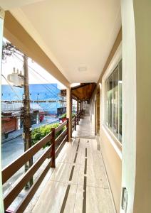 einen Balkon eines Gebäudes mit Meerblick in der Unterkunft Apês do Peró - Centro - suíte 03 in Cabo Frio