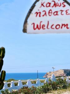 un cartello che dice kaza marriott benvenuto in spiaggia di Errika's Sweet Home a Provatas
