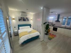 una camera con letto e cucina di Stylish Studio a Colchester