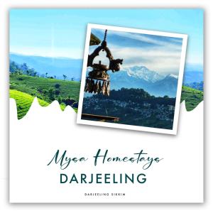 Un signo que lee mejor decoración hogareña con una foto de una montaña en Mysa Maya Homestay, en Darjeeling