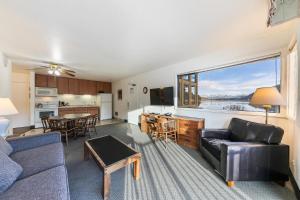 Dapur atau dapur kecil di Spacious 1BR Condo w/ Lake View #136 at Donner Lake Village