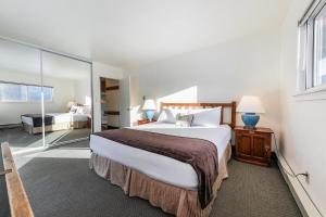 Katil atau katil-katil dalam bilik di Spacious 1BR Condo w/ Lake View #136 at Donner Lake Village