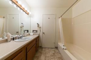 Bilik mandi di Spacious 1BR Condo w/ Lake View #136 at Donner Lake Village