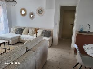 uma sala de estar com um sofá e uma mesa em Bienvenue chez ANOUK em Châlons-en-Champagne