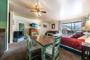 un soggiorno con tavolo da pranzo e letto di Cozy Studio w/Partial Lake view #224 at Donner Lake Village a Truckee