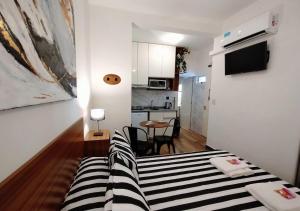 sala de estar con cama y cocina en Apartamento España en Corrientes