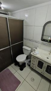 a bathroom with a toilet and a sink at Quarto Pernoite em apartamento Guarulhos Aeroporto Fast Sleep Individual in Guarulhos