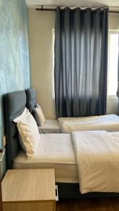um quarto com duas camas e uma janela em شقق الرفيق الفندقية em Aqaba