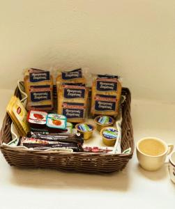 una cesta llena de diferentes tipos de alimentos en Errika's Sweet Home en Provatas