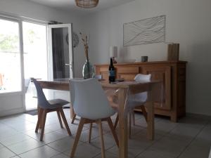 comedor con mesa y 2 sillas en Charmante Maison à 500m de la plage, en La Tranche-sur-Mer