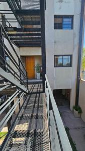einen Außenblick auf ein Gebäude mit einem Balkon in der Unterkunft Dpto. Mendoza in Godoy Cruz