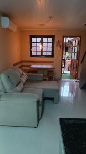 sala de estar con sofá y mesa en Condomínio Maranduba Ville II en Ubatuba
