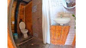 y baño con lavabo y aseo. en Salomes cabaña baru en Playa Blanca