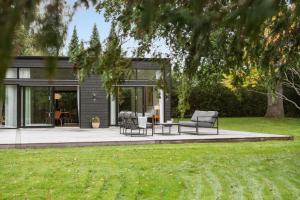 una casa con patio e sedie in cortile di New retreat! Tucked away in peaceful surroundings a Gilleleje