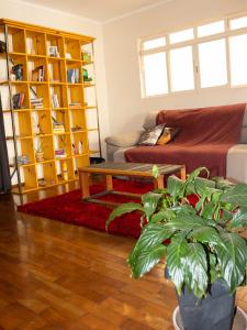 - un salon avec un canapé et une table basse dans l'établissement Suíte em São Paulo, à São Paulo