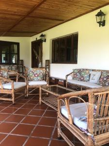 salon z wiklinowymi krzesłami i stołem w obiekcie Descanso Perfecto en Tafí del Valle w mieście Tafí del Valle