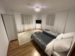 - une chambre avec 2 lits et une télévision dans l'établissement Komfortable Wohnung, à Alzenau