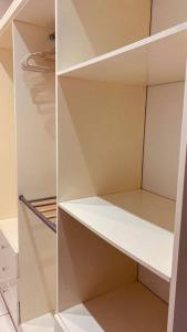 un armario vacío con estanterías blancas en una habitación en Casa grande em bairro tranquilo en Pato Branco