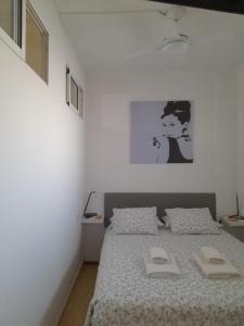 1 dormitorio con 1 cama con 2 toallas en Ancorà Angela - Playa del Inglès, en Maspalomas