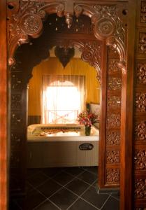 cocina con fregadero y ventana en Zephyr Palace Luxury Hotel en Jacó