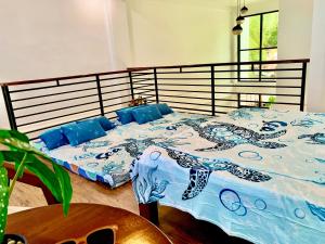 1 dormitorio con 1 cama con manta azul y blanca en Samanthas Cove Private Beach House Oslob Cebu locals call it the White House, 