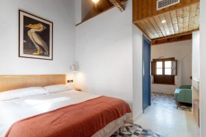 a bedroom with a large bed in a room at Caleffa Triunfo 1 in Granada