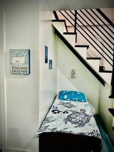 una habitación con una escalera y una cama en ella en Samanthas Cove Private Beach House Oslob Cebu locals call it the White House, 