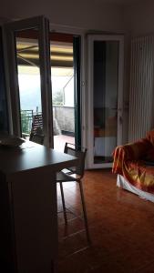 - un salon avec un canapé, une table et des chaises dans l'établissement Tigullio Vacations, à Leivi