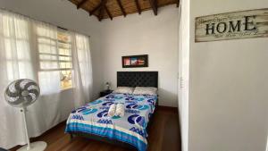 - une chambre avec un lit, un ventilateur et une fenêtre dans l'établissement Apartaestudios tipo loft Prado Station, à Medellín