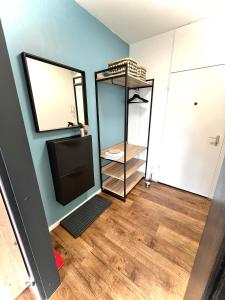 een kamer met een spiegel en een tv. bij RentApart`s Nürnberg City Smart in Neurenberg