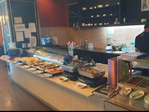 una línea de buffet con muchos tipos diferentes de comida en Deluxe Room en Ángeles