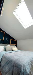 1 dormitorio con 1 cama grande y tragaluz grande en Loreto LYA SEA VIEW APARTMENTS, en Rovinj