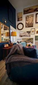 Loreto LYA SEA VIEW APARTMENTS في روفينج: غرفة نوم مع سرير ومرآة على الحائط