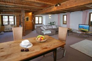 una sala de estar con una mesa con un bol de fruta. en Bed & Breakfast Müllers Klostermühle, en Münstertal