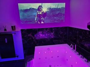 TV a/nebo společenská místnost v ubytování Magnifique Suite Spa Luxembourg