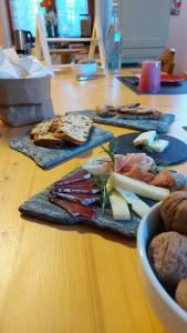 twee borden eten op een houten tafel bij La Casa Del Poeta in Dervio