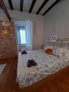 a bedroom with a bed with two hats on it at Bonito estudio en el centro. Ideal parejas. in Palamós