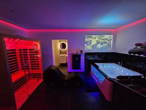 TV a/nebo společenská místnost v ubytování Magnifique Suite Spa Luxembourg