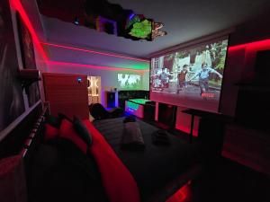 TV a/nebo společenská místnost v ubytování Magnifique Suite Spa Luxembourg