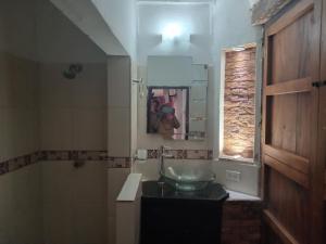 a bathroom with a bowl sink and a mirror at HOTEL CASA ALEMAN EN MOMPOX CON PARQUEADERO Y PISCINA CENTRO HISTORICOo in Mompós