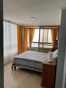 イキケにあるAgua Marina Iqqのベッドルーム1室(ベッド1台、大きな窓付)