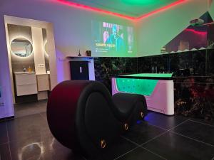 TV a/nebo společenská místnost v ubytování Magnifique Suite Spa Luxembourg