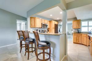 Η κουζίνα ή μικρή κουζίνα στο Waterfront Port Charlotte Home with Pool and Lanai