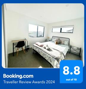 オークランドにあるA&J Queen bedroom-Quiet and brand new with reserve viewのベッドルーム(ベッド1台、デスク付)